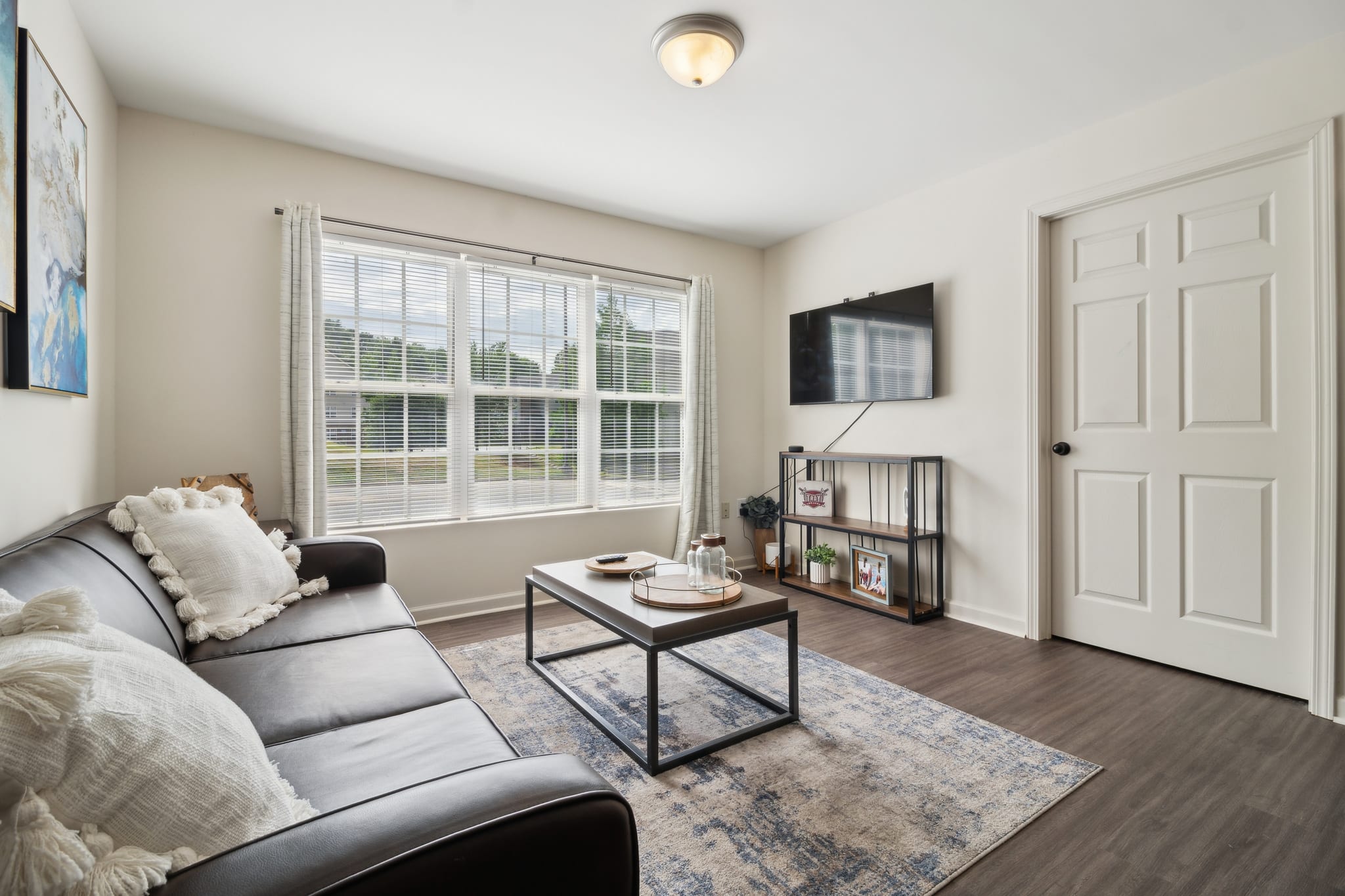 03 920 E Academy St Troy AL 36081 USA Living room TBP06569