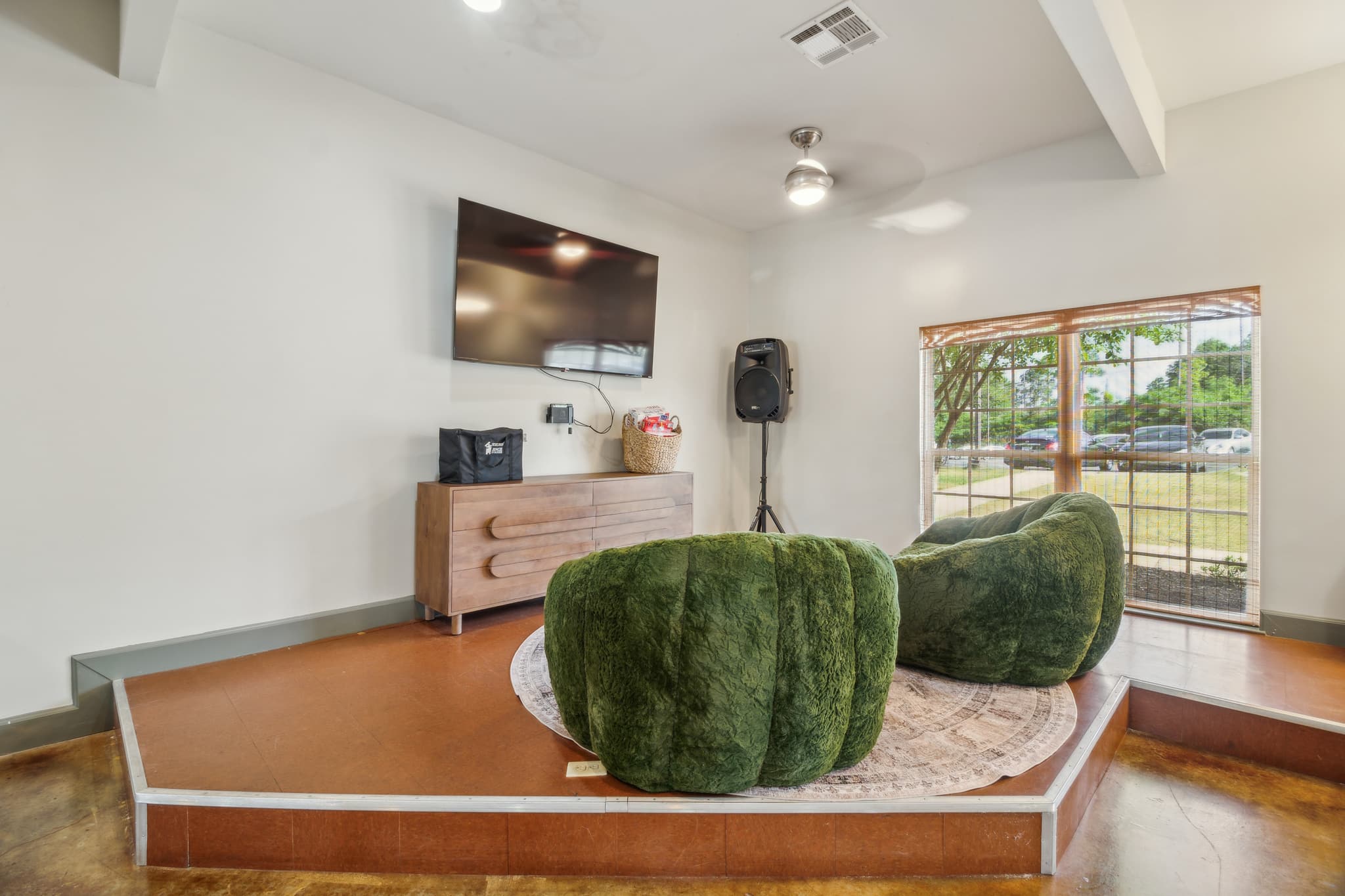 17 920 E Academy St Troy AL 36081 USA Living room TBP06653